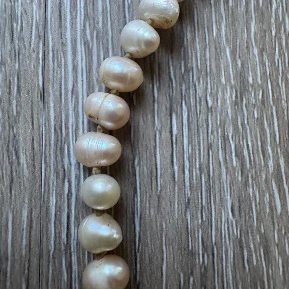 Cultured iridescent freshwater baroque pearl necklace - Picture 3 of 6